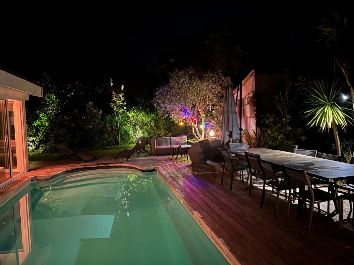 10. photo guirlande salon table piscine sept 24 - © Chaume Gaultier 10. photo guirlande salon table piscine sept 24