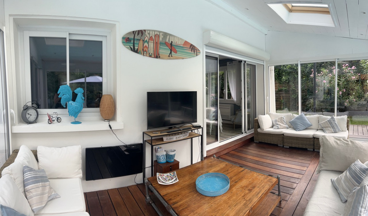 18. photo pano airbnb salon planche surf top - © Chaume Gaultier 18. photo pano airbnb salon planche surf top