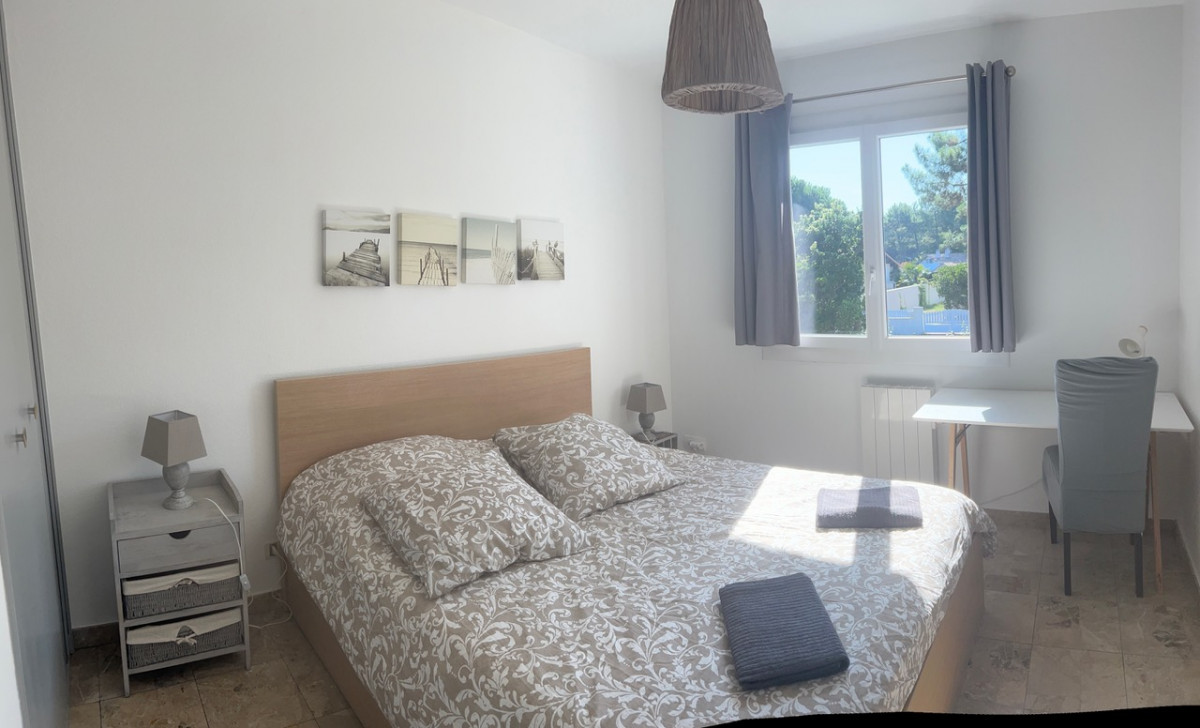20. chambre 5 ponton pano bureau lits faits serv 2023 - © Chaume Gaultier 20. chambre 5 ponton pano bureau lits faits serv 2023