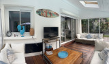 18. photo pano airbnb salon planche surf top