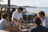 pique-nique-convivial-au-bord-de-l-eau-10535772